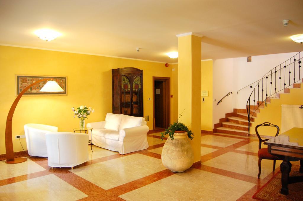 Hotel Villa Adriana Монтеросо ал Маре Екстериор снимка
