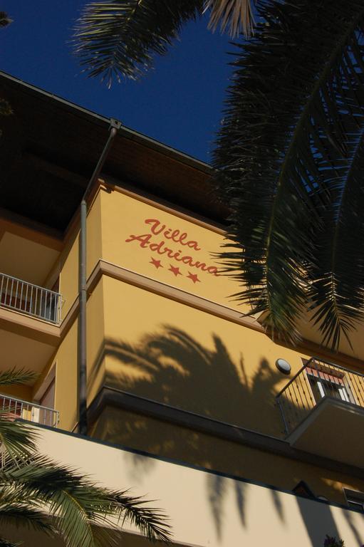 Hotel Villa Adriana Монтеросо ал Маре Екстериор снимка