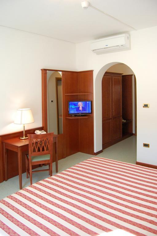 Hotel Villa Adriana Монтеросо ал Маре Стая снимка